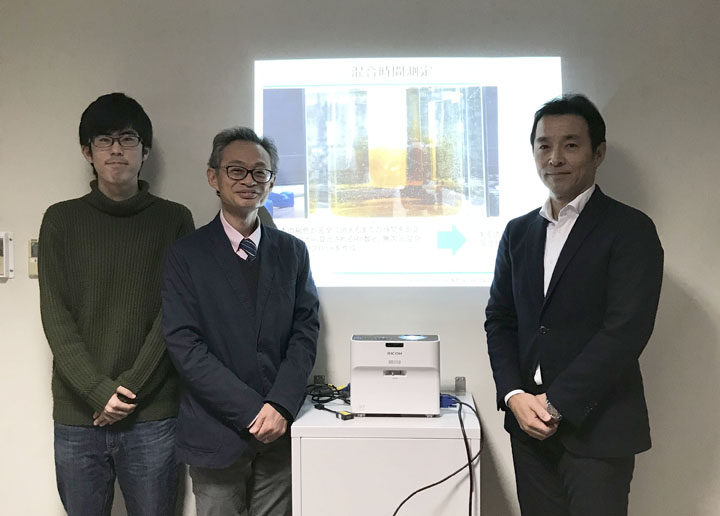 神戸大学工学部応用化学科　移動現象工学研究室「大村研究室」大村直人教授と共同研究を開始の記念撮影の画像
