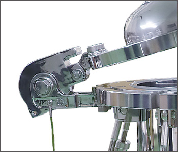 八州化工機 YKバランサーをPVOLJ-YKフランジオープンープン加圧容器に取り付けた部分の拡大画像