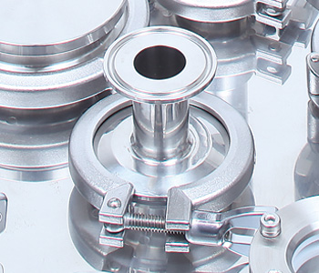 FFE ヘルール変換アダプターの取付例：既設タンク側ヘルールに異径機器をサニタリークランプで接続