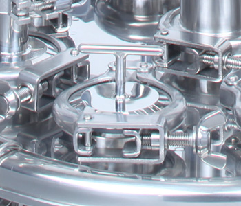 HFC 取っ手付ヘルールキャップの使用例(ヘルール接続の容器蓋として着脱作業)