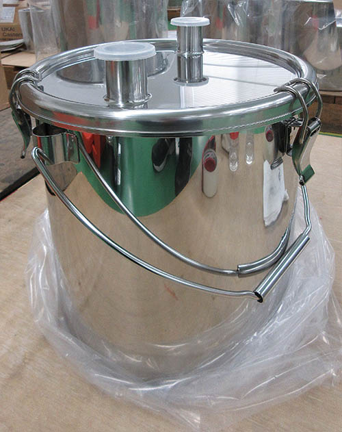 TU-CTH-30(S) ツル付きクリップ密閉容器 蓋ヘルール取付 加工写真