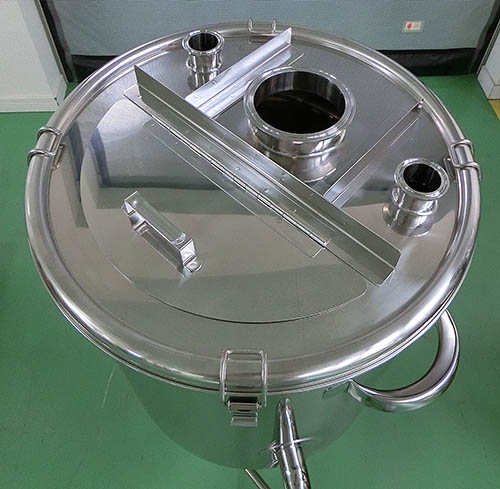 攪拌機取付ヘルール付脚付ホッパー攪拌容器 2