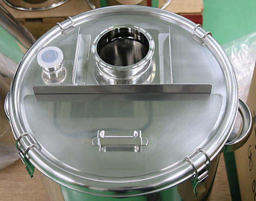 攪拌機取付ヘルール付スロープ容器 2