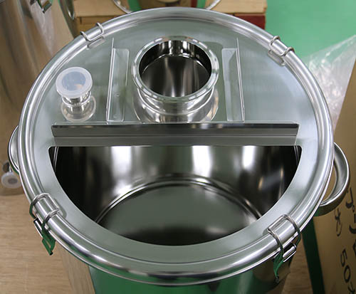 攪拌機取付ヘルール付スロープ容器 3