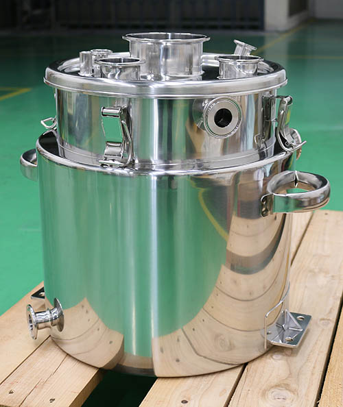 攪拌機接続ヘルール付ジャケット型ホッパー攪拌容器 1