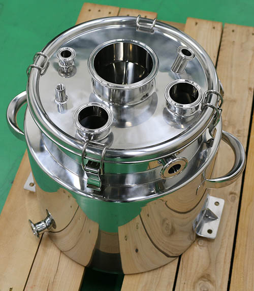 攪拌機接続ヘルール付ジャケット型ホッパー攪拌容器 2