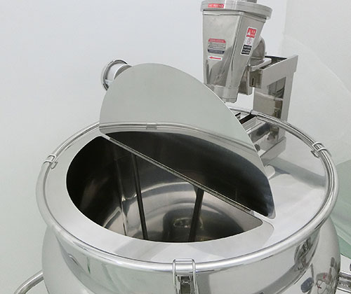 蒸気配管付ジャケット攪拌容器 蝶番開閉式上蓋 原料投入部 外観写真