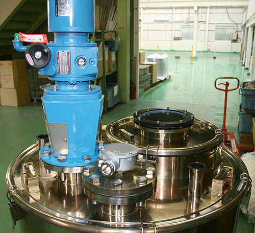 重量型攪拌機付脚付ホッパー容器 2
