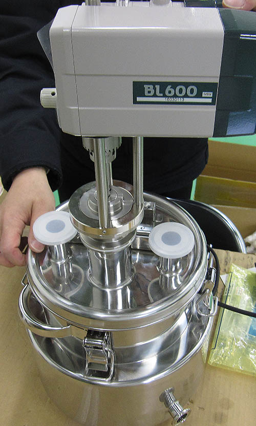 温調攪拌用ジャケット型ホッパー容器 2