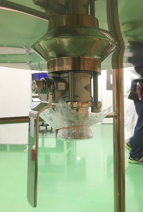 フッ素樹脂コーティング仕様攪拌容器ユニットのタンク底ボールバルブ